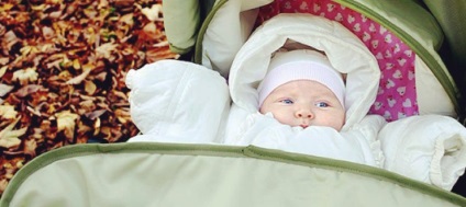 Hogyan kell viselni egy újszülött sétálni az őszi és otthon