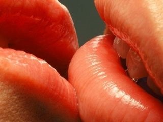Hogyan lehet megtanulni, hogy megcsókolja a srác a nyelv és anélkül, hogy megalapozott gyakorlat - az impulzus a női