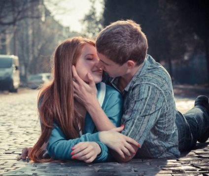 Hogyan lehet megtanulni, hogy megcsókolja a srác a nyelv és anélkül, hogy megalapozott gyakorlat - az impulzus a női
