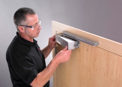 Hogyan javítható automatikus ajtócsukó a kezüket, vezesse be az ajtót