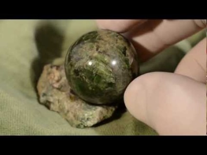 Kő króm diopside (Jakut Emerald) mágikus tulajdonságokkal és leírás