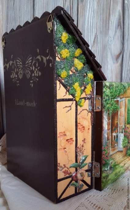 Gazdasszony a stílus favázas házak (a házvezetőnő a favázas stílusban. Decoupage) Gazdasszony a stílus favázas házak