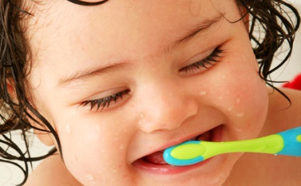 Amikor kezdeni fogmosás gyermek fogai