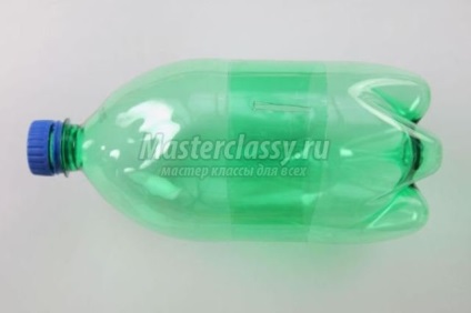 Malacka egy műanyag palack kezével