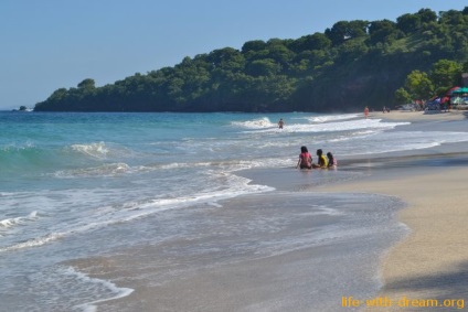 Gyönyörű strand keleti Bali - fehér homokos strand, vagy más néven szűz strand