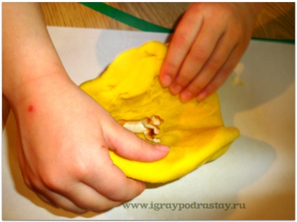 Modellezése a kisgyermekek (1-1, 5 év) - egyszerű játék a tésztát