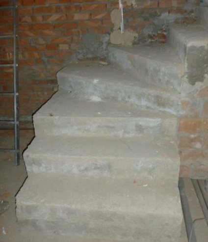 Befejező beton lépcsőn kezével