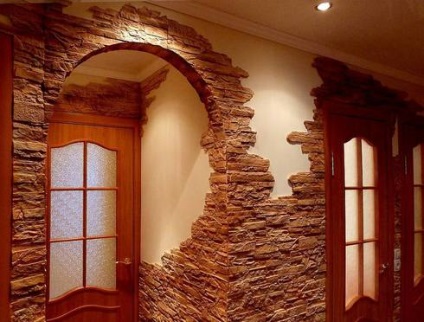 Befejező dekoratív kőfalak, szögek, lejtők és nyílások a lakásban