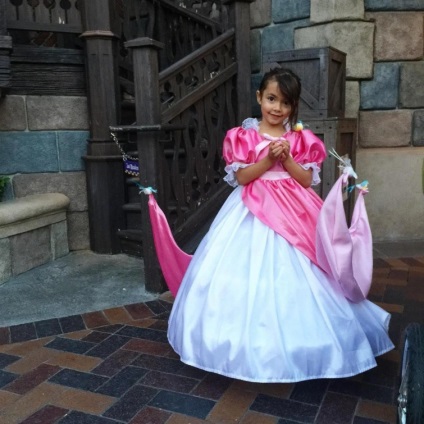 Papa tervező varr jelmezek lányaikat Disney hercegnők, és lenyűgöző, umkra