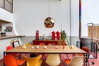 Műanyag szék a konyhában színes vagy átlátszó, vagy széklet faragott vissza