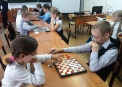 Правила гри в шашки для початківців дітей