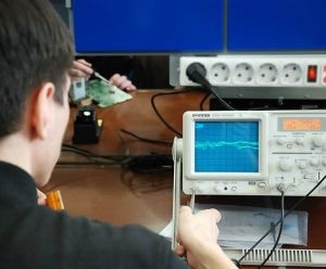 Foglalkozás radiomechanic (radiomaster) leírása, ahol, hogy megtanulják a szükséges tulajdonságokat
