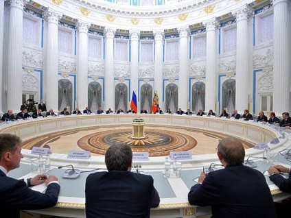Putyin, 40 oligarchák és Nabiullina mint az utolsó vacsorán történt a Kremlben - olyan politikát, Magyarország