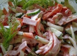 Saláta sonkával és savanyúságok (uborka sertés sonka) Saláta sonkával és uborkával