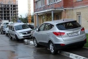 A bírság parkoló a járdán a 2017-es szabályok, ellenőrizze, hogy a megengedett méret