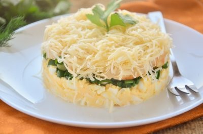 Rakott saláta csirkével, tojással és a zöld hagymát recept egy fotó
