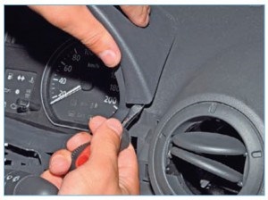 Eltávolítása a műszerfalon, a Nissan Almeria (kombináció) Eltávolítása a műszerfalon, Nissan Almera