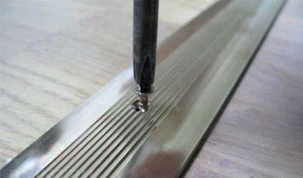Közös a laminált és csempe a padlón a konyhában (15 fotó) (laminált) Közös a laminált és csempe a padlón a konyhában (15 fotó)