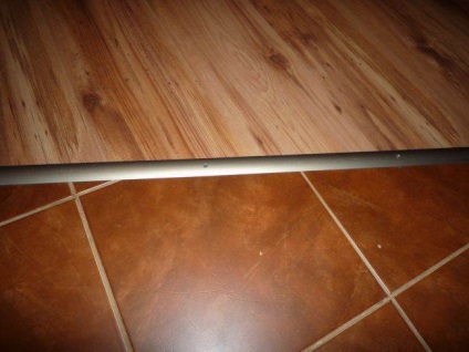 Közös a laminált és csempe a padlón a konyhában (15 fotó) (az emeleten) Közös a laminált és csempe a padlón a konyhában (15 fotó)