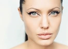 A nyilak a szeme, mint Angelina Jolie