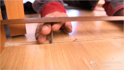 Szóló, laminált az ajtóban, kezét -, hogyan kell fektetni laminált (laminált feküdt az ajtóban, kezét) Szóló, laminált az ajtóban, kezét -, hogyan kell fektetni laminált