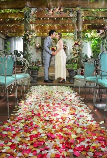 Pálya dekoráció az esküvői rózsaszirom