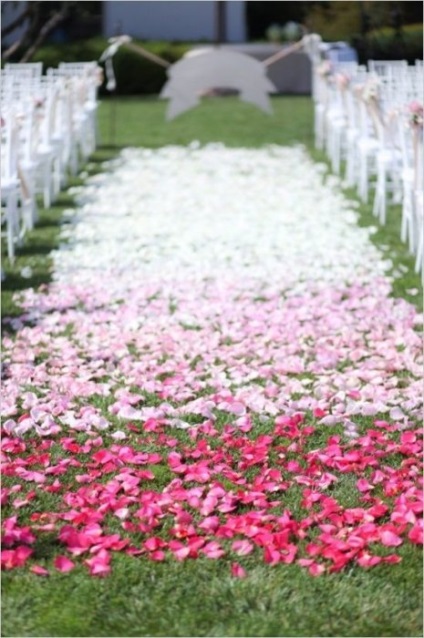 Pálya dekoráció az esküvői rózsaszirom