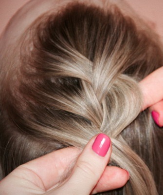 Lehetőségek mindennapi frizurák hosszú haj fokozatosan, lépésről lépésre fotók - hogyan kell szőni zsinórra
