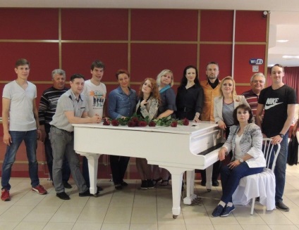 Vocal trio kompromisszum hívták beszélni Sarov egy koncerten 25. évfordulója elfogadásának (a trió) Vocal trio kompromisszum hívták beszélni Sarov egy koncerten 25. évfordulója elfogadásának