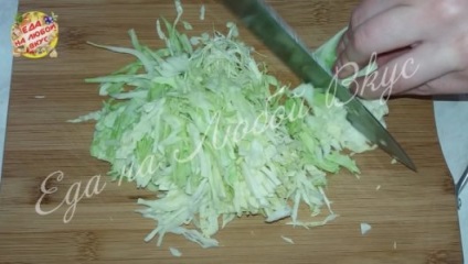 Ropogós saláta fiatal káposzta uborka, élelmiszer minden íze