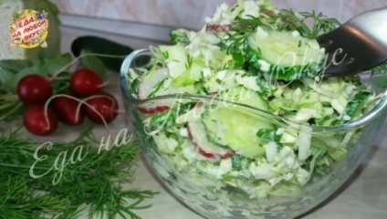 Ropogós saláta fiatal káposzta uborka, élelmiszer minden íze