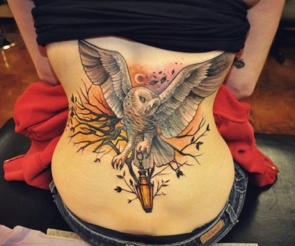Női szexi tetoválást a tailbone