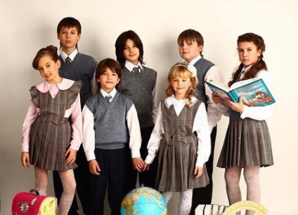 11 szabályzat iskolai szekrény, de szürke ruhában a gyermek iskolai
