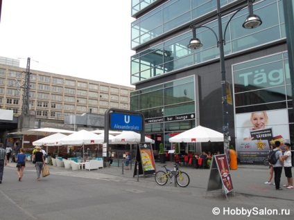 Alexanderplatz Berlinben, egy hely, ahol a történelem és a modern érintőképernyős