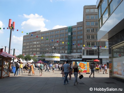 Alexanderplatz Berlinben, egy hely, ahol a történelem és a modern érintőképernyős