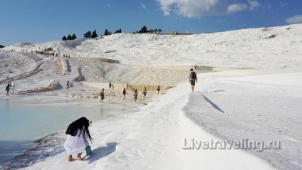 A hófehér Pamukkale és az ősi város Hierapolis - látni kell Törökországban - élő cirkáló (város) A hófehér Pamukkale és az ősi város Hierapolis - látni kell Törökország - élőben utazás