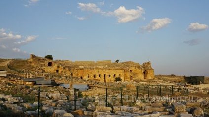 A hófehér Pamukkale és az ősi város Hierapolis - látni kell Törökországban - élő cirkáló (város) A hófehér Pamukkale és az ősi város Hierapolis - látni kell Törökország - élőben utazás