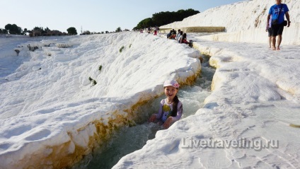 A hófehér Pamukkale és az ősi város Hierapolis - látni kell Törökországban - élni én (tiszta fehér) A hófehér Pamukkale és az ősi város Hierapolis - látni kell Törökország - élőben utazás