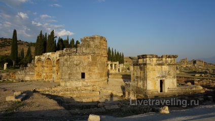 A hófehér Pamukkale és az ősi város Hierapolis - látni kell Törökországban - élő cirkáló (város) A hófehér Pamukkale és az ősi város Hierapolis - látni kell Törökország - élőben utazás