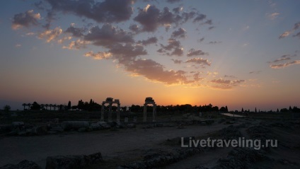A hófehér Pamukkale és az ősi város Hierapolis - látni kell Törökországban - élni én (tiszta fehér) A hófehér Pamukkale és az ősi város Hierapolis - látni kell Törökország - élőben utazás