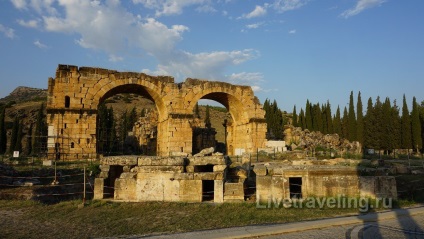 A hófehér Pamukkale és az ősi város Hierapolis - látni kell Törökország - élőben utaznak (Pamukkale) A hófehér Pamukkale és az ősi város Hierapolis - látni kell Törökország - élőben utazás