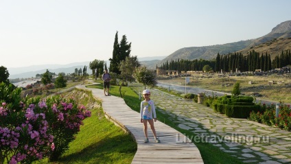 A hófehér Pamukkale és az ősi város Hierapolis - látni kell Törökországban - élni én (tiszta fehér) A hófehér Pamukkale és az ősi város Hierapolis - látni kell Törökország - élőben utazás