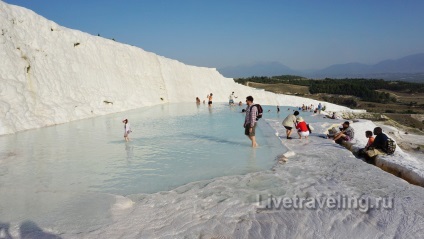 A hófehér Pamukkale és az ősi város Hierapolis - látni kell Törökországban - élni én (tiszta fehér) A hófehér Pamukkale és az ősi város Hierapolis - látni kell Törökország - élőben utazás