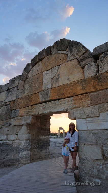 A hófehér Pamukkale és az ősi város Hierapolis - látni kell Törökországban - élő cirkáló (város) A hófehér Pamukkale és az ősi város Hierapolis - látni kell Törökország - élőben utazás