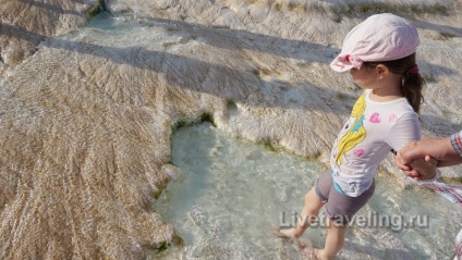 A hófehér Pamukkale és az ősi város Hierapolis - látni kell Törökországban - élő cirkáló (város) A hófehér Pamukkale és az ősi város Hierapolis - látni kell Törökország - élőben utazás
