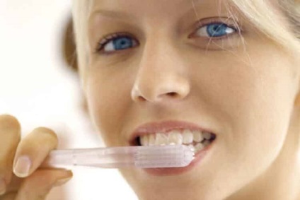Ha nem mossa meg a fogkefe, akkor lesz nagyon beteg! Itt van, hogy távolítsa el a baktériumokat a kefe