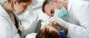 Hogyan kell kezelni a fluxus otthon, és gyorsan eltávolítani a daganatot a fogíny és az arcán