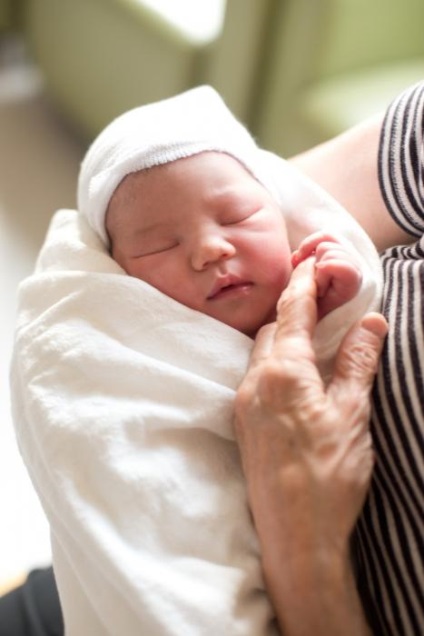 Hogyan kell tartani egy újszülött, és vigyük a karjában