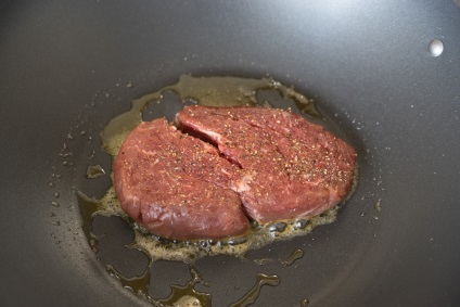 Főzni a tökéletes steak mártással és fekete bors a szakács Michelin csillag - Andy szakács