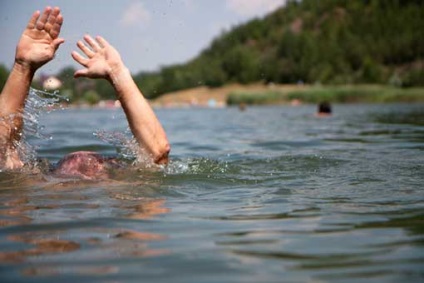 До чого сниться тонути у воді або бачити потопаючих сонник в воді, море, болоті, басейні, ванній